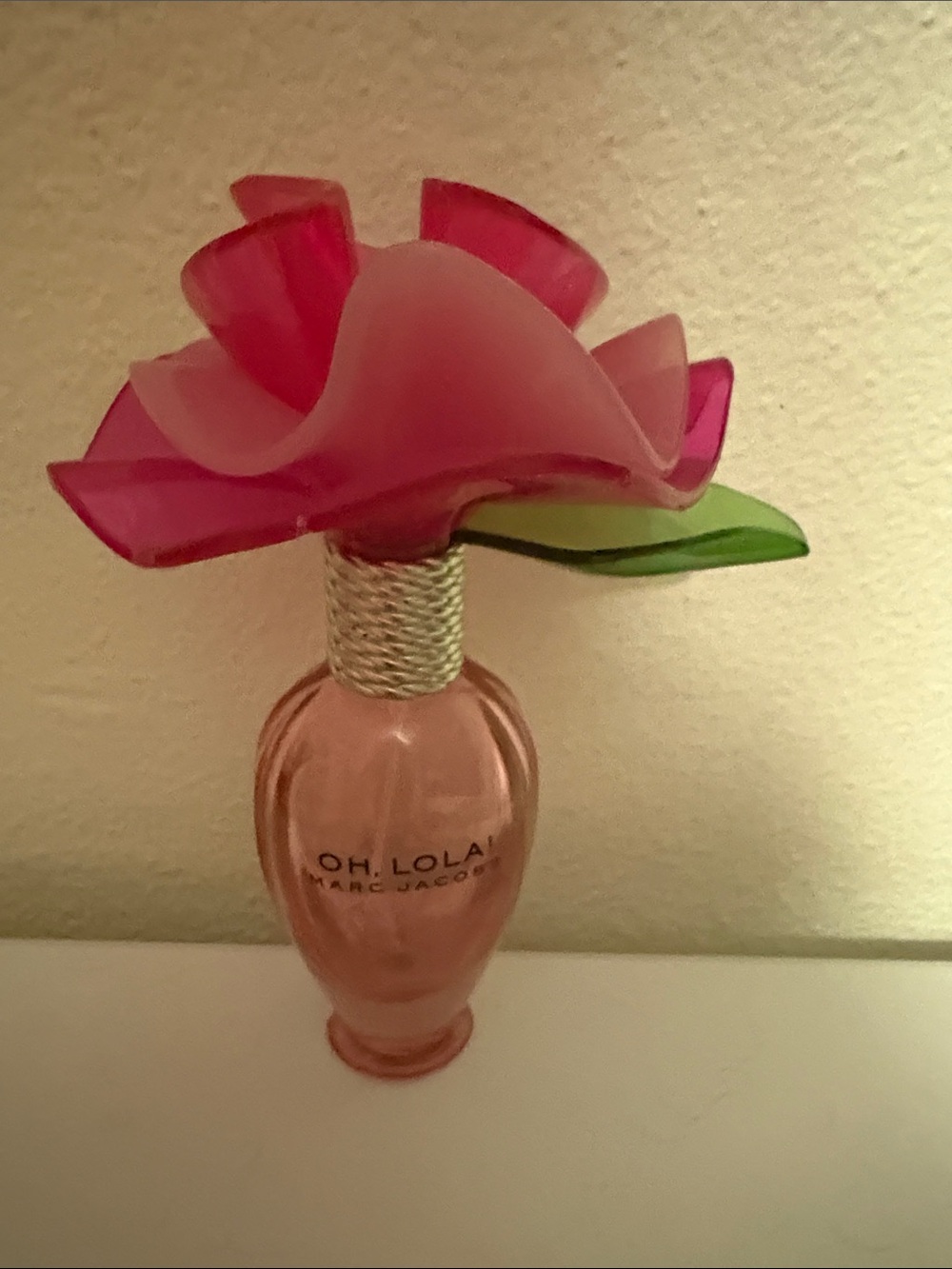 Marc Jacobs Oh, Lola! Pink Floral-Cap Perfume Bottle. For decoration only!